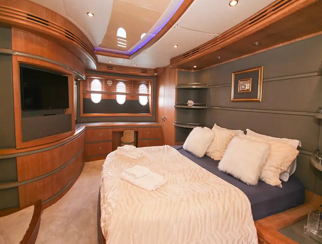 Antalya Yacht Rental Azimut Leonardo 98 